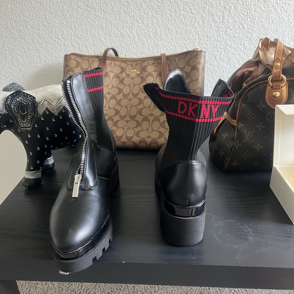 DKNY size 9 new boots - Picture 2 of 7